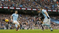 ESPNFC melansir data bahwa City mencatatkan empat tembakan tepat sasaran dari 22 kali percobaan di laga itu. Sementara Leicester bermain lebih efektif dengan 14 kali melakukan attempts, separuhnya tepat sasaran. Reuters/Jason Cairnduff.