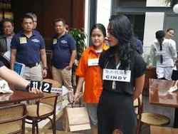 Senyum Kecil Jessica Saat Rekonstruksi Kematian Mirna di Olivier