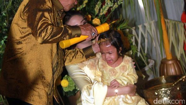 Anak Ayu Dewi Mandi Air Lemon