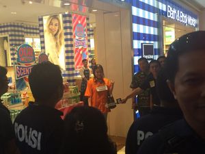 12 Jam Ikuti Rekonstruksi di GI, Senyum Jessica Terus Mengembang