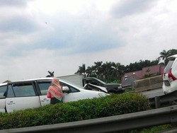 Kecelakaan Beruntun 4 Kendaraan, Tol Cikunir ke Jakarta Macet Panjang