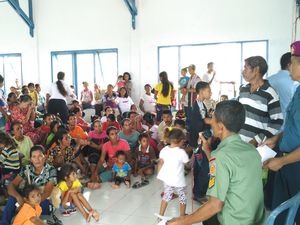 Warga Weweran Kepulauan Lakor Sambut Gembira Kedatangan KRI dr Soeharso