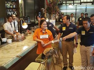 Jessica Tersenyum Saat Reka Adegan Pesan Kopi di Olivier