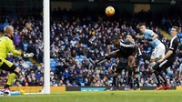 City yang kesulitan membongkar pertahanan ketat tim besutan Claudio Ranieri bisa membalas sekali lewat Sergio Aguero. Reuters/Andrew Yates.