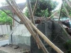 Tugu Desa Ambruk Timpa Pekerja, Satu Tewas, Dua Orang Luka