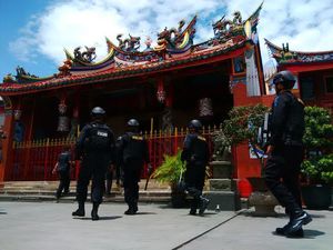 Jelang Imlek, Polisi Penjinak Bom Sterilisasi Vihara di Bandung