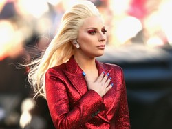 Buka Acara Super Bowl, Lady Gaga Tampil Serba Merah Dalam Balutan Gucci