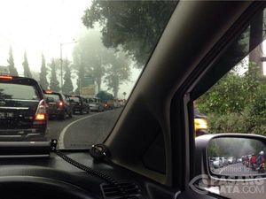Puncak Pass Arah Jakarta Macet Parah, Kendaraan Parkir Setengah Jam