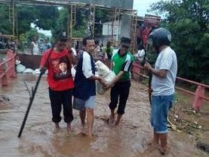Jembatan Kedawung Kulon Terendam Air Imbas Sungai Rejoso Meluap Jembatan Kedawung Kulon Terendam Air Imbas Sungai Rejoso Meluap
