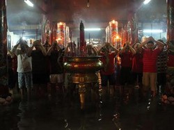 Banjir, Klenteng Tjong Hok Kiong Tetap Dijubeli Warga yang Sembahyang