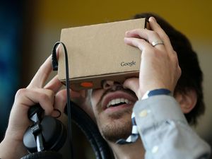 Google Batal Bikin Headset VR Premium?