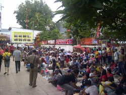 Ratusan Orang Berkumpul Berharap Angpau di Wihara Dharma Bhakti Jakbar