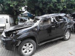 Pengemudi Fortuner Diduga Panik Setelah Tabrak Sepeda Motor di Daan Mogot