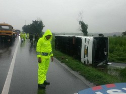 Bus Terguling di Tol Cikampek Arah Jakarta, Kemacetan Mengular 7,5 Km
