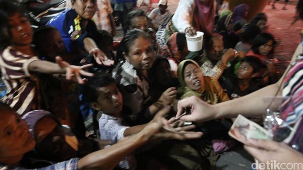 Pengemis Berebut Angpao Imlek