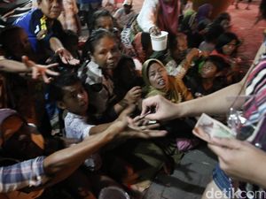 Pengemis Berebut Angpao Imlek