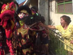 Di Kampung Tambak Bayan ini Barongsai Ambil Angpao di Pintu Rumah Warga