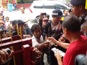 Puluhan Orang Berebut Angpau Rp 2 Ribu di Klenteng Gondomanan Yogya