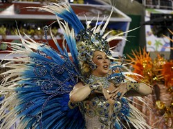Lenggok Seksi Penari Samba Meriahkan Karnaval Rio di Brasil