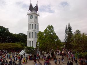 Libur Imlek, Jam Gadang Bukittinggi Ramai Wisatawan