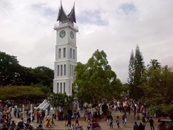 Libur Imlek, Jam Gadang Bukittinggi Ramai Wisatawan