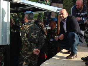 Pasukan Perdamaian Spanyol dan TNI Bantu Warga Lebanon dengan Generator