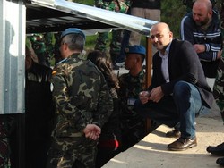 Pasukan Perdamaian Spanyol dan TNI Bantu Warga Lebanon dengan Generator