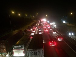 Kepadatan di Rest Area, Tol Cikampek Arah Jakarta Masih Macet