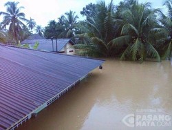 Penampakan Parahnya Banjir di Sumbar: Mobil hingga Kantor Polisi Terendam