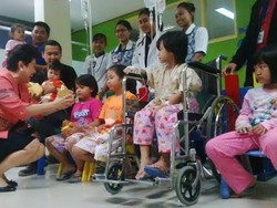 Siloam Surabaya Sambut Imlek dengan Bagi Bingkisan ke Pasien