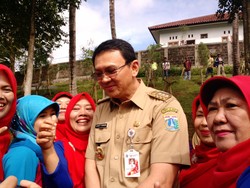 Saat Ahok Semakin Rajin Layani Foto dengan Warga