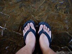 Ragam Suara Warga soal Larangan Pakai Sandal Jepit Saat Kendarai Motor