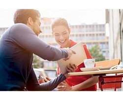 Hasil Survei : Pria Humoris dan Wanita Manis Lebih Disukai di Indonesia