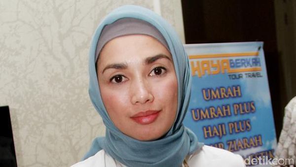 Ussy Sulistiawaty Tampil Berhijab Jelang Umrah