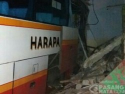 Bus PO Jaya Nyungsep Tabrak Rumah Warga di Kediri