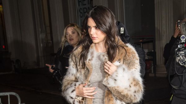 Kendall Jenner Pamer Kaki Jenjang