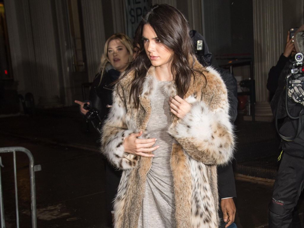 Kendall Jenner Pamer Kaki Jenjang Kendall Jenner Pamer Kaki Jenjang