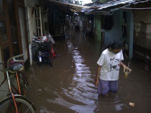 Diguyur Hujan Deras, Puluhan Rumah di Pondok Labu Terendam Banjir