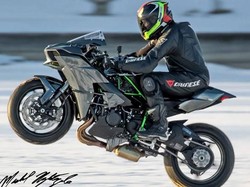 Pria Ini Ingin Pecahkan Rekor Wheelie Tercepat di Atas Es