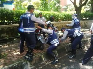 Puluhan Sepeda Motor Digembosi karena Parkir di Atas Pedestrian
