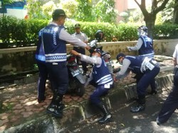 Puluhan Sepeda Motor Digembosi karena Parkir di Atas Pedestrian