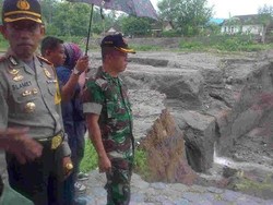 Diterjang Banjir Bercampur Lumpur, Jembatan di Kali Semut Blitar Jebol