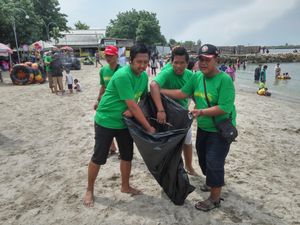 DGCI Bersihkan Pantai Delegan Gresik