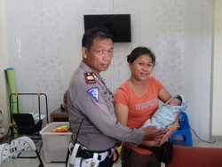 Tega! Bayi Lucu Ini Dibuang di Dekat Tempat Sampah di Cipondoh