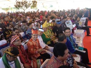 Gaya Santai para Bupati dan Wali Kota Berselfie Ria Sambil Tunggu Jokowi di Lombok