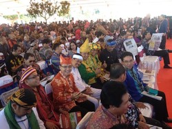 Gaya Santai para Bupati dan Wali Kota Berselfie Ria Sambil Tunggu Jokowi di Lombok