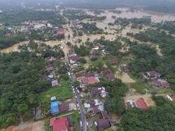 Penampakan dari Atas, Kendaraan Mengular Terjebak Banjir di Sumbar