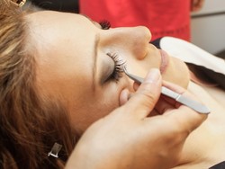 Ini yang Akan Terjadi Kalau Kamu Ekstensi Bulu Mata Terlalu Sering