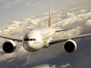 Pesawat Emirates Gagal Mendarat gegara Hujan Deras di Bandara Ngurah Rai