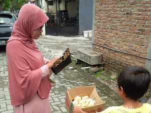 Kisah Eko, Bocah SD yang Jual Makaroni demi Adik dan Ibunya yang Sakit Ginjal